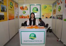 Jessie Wang, de JiangXi Hongyuan Fruit Co. Esta compañía lleva ya 15 años siendo un proveedor directo líder de varias frutas frescas en China. Suministra sobre todo cítricos frescos, como mandarinas.