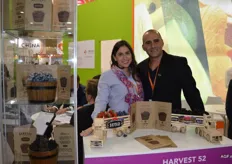 El especialista en frutos rojos Harvest Fifty Two. Kristhine Hoflack Sánchez y Pedro de la Torre Watson, director general de la compañía.