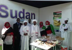 Delegación de Sudán. Esta fue la segunda vez que el país participaba en Macfrut. Esta vez, presentó dátiles, pomelos y mangos. En la imagen: el tercero de la izquierda es el Dr. Badreldin Elshiekh Mohamed, director general de Horticultural Sector y de la compañía de inversión Zadna.
