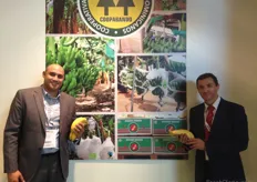 Coopabando es una cooperativa exportadora de bananas. A la izquierda, José Bernard, director comercial de la compañía. Exporta bananas de la marca BanAmour. Un país importante para la exportación es España, pero también se envían bananas a otros países europeos.
