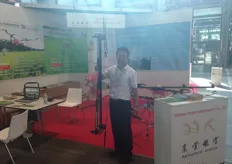 Jeff Yi, de la compañía Zhuhau Yren Aerocraft Co.Ltd presentando su dron.