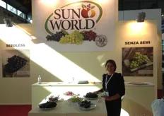 Marianna Finelli, de Sunworld, con diferentes variedades de uvas.