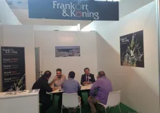 Tonino Cervellera y Hekuran Seiti, de la compañía holandesa Frankort&Koning hablando con unos clientes.