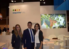Victoria Mirasol, Daniel Vidal y compañera en el stand de Exquisite Fruits, empezando su campaña de kaki.