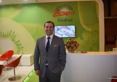 Enrique Guío, gerente de Zespri Ibérica, promocionando el kiwi amarillo Sungold.