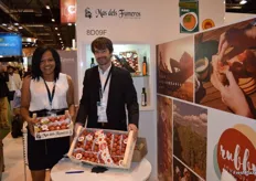 Marlene Rivas y Esteban Tomás Pérez, en el stand de Más dels Fumeros, presentado su nueva marca Rubby para tomates de colgar , el tomate ideal para un tradicional “pa amb tomàquet” (pan, tomate restregado, aceite de oliva y ajo)