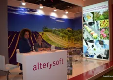 Ana Forcada y Elvira Monedero, en el stand de Alter Soft, empresa catalana especialista en software de gestión de producción y calidad de fincas y almacenes agrícolas.