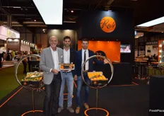 Juan Pedro, Terry y Lionel Beltrán, en el stand de VRos, empresa de Castellón experta en clementinas con hoja, presentando nueva campaña.