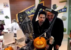 Stand de Kernel Export en campaña de sus calabazas de Halloween, con su responsable de marketing Ian Claydon y Joel Pitarch, de FreshPlaza. ¿Quién da más miedo de los dos?