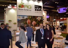 José Antonio Reyes Gutiérrez con su hija María, en promoción de los mangos y aguacates y los productos de V Gama de la empresa Avomix.