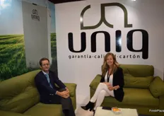 Juan Mendicote y Patricia, en el stand de Uniq.