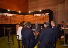 Vicente José Serisuelo, gerente de Serifruit, empresa castellonense productora, exportadorae importadora de cítricos, atendiendo a unos clientes en su stand.