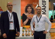 Kaki Fresh representado por Peter de Jong y Kees van der Heuven, reconocidos por sus kakis de alta calidad.
