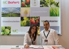 McBio,compañía productora y distribuidora de bionutrientes y bioestimulantes. En la foto: Roselle Martinez y Ali Mahious.