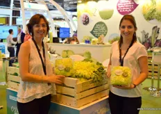 Josefine Cuadras y Geraldine Cuadras gerentes de Cuadraspania, promocionando los nuevos envases de escarola.