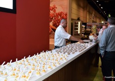 Degustación culinaria en el stand peruano.