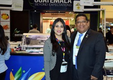 En el stand de Guatemala, Carina Diaz y Mario Juarez reprentantes de la comisión organizadora guatemalteque .