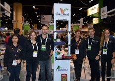 Pakil Awal es una empresa con más de 23 años de experiencia en la exportación de vegetales frescos a Estados Unidos. En la foto de izquierda a derecha: Maribel Casio, Elisa de Dedet, Pierre Dedet jr., Susan Quiiñonez, Pierre Dedet e Isabel Dedet.