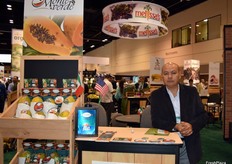 Reynaldo Alvarez representando a la productora de papayas Monte Verde.