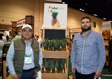 Gilberto Aguilar y Diego Areana de Taba Fresh, exportan piñas MD2 a Estados Unidos y Europa.