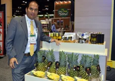 Julián Rojas de Bengala Agrícola, promocionando durante la feria las nuevas salsas y nectares de piñas 100% naturales.