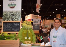 Miguel Cambero presentando las verduras que ofrece la exportadora mexicana San Carlos.