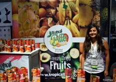 Daniela Martinez Perez presentando los frutos deshidratos de Tropical Bite.