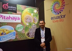 Edwin Ortiz de Organpit presentando las pitahayas deshidratas.