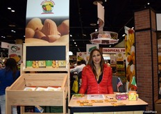 Selena Bautista presentando los mangos de Sabb Sol.