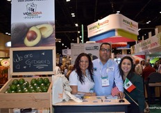 Xochilth Moreno, Efrain Mora y Erika Chavez de la empresa mexicana productora de aguacates Vida Digna.