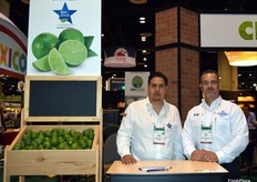 Oscar Rivera de Starfresh y Jose Guzman de Stellar Distributing.