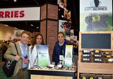 Kevan Fight de CEA Fresh Farms visitando el stand de Expoberries, representado por Amry Capistran and Ana Pulido.