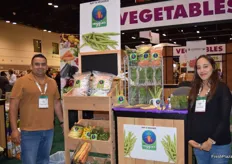 Jose Cardenas y Natalia Garnica de Nats Veggies, productores de zanahorias, vegetales y hierbas.
