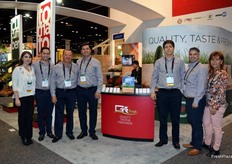 Margarita Gozalislivili, Luis Ebb, Juan Gonzalez, Miguel Gonzalez, Jose Hoyo, Danny Canady y Cecilia Gonzalez de GR Fresh.