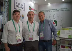 Berry Guard, lanzando su producto nuevo de tecnología de packing para arandanos. De izquierda a derecha: Christian Arancivia, Mauricio Ostornol y Carlos Salgado.