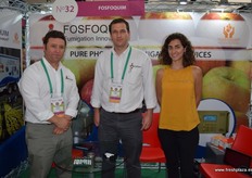 Fosfquim es una empresa proveedora de tecnología de fumigation única en base a fosfina con 15 años de experiencia en este tema. De izquiera a derecha: Gianni Stagnaro, Miguel Rogers y Elizsa Irrazaval.
