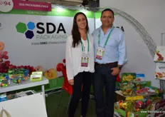 Paulina urzua y Ricardo Pérez de SDA Packaging.