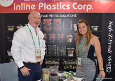 Juan Carlos Siguesague y Sarah Hobson de Inline plastics, empresa dedicada a la producción de empaques de plástico a medida.