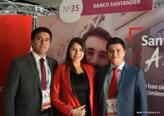 Juan Villalanca, Daphne Silva y Ricardo Morales de Banco Santander, el cual cuenta con un departamento especialmente dedicado a la prestación de créditos agrícolas.