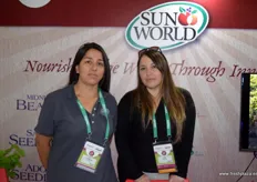 Carol Espinosa y Vania Leal de Sun world, compañía dedicada a crear nuevas variedades de uvas.