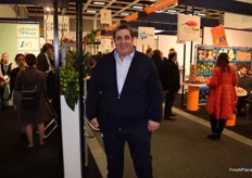 Miguel Pérez, comercial de la empresa valenciana Mirofresh, visitando el stand de FreshPlaza.