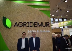Ginés Navarro y Pedro Alderete, en el stand de Agridemur, productores de verduras de hoja de Murcia.