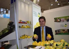 Enrique Fuentes, del departamento comercial de Hijos de Alberto del Cerro, en promoción del limón de Murcia. En un futuro a corto plazo abrirán su primera línea de limón ecológico.