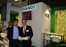 Roberto Rodrigo, de Embalajes Serraenvas y Roberto García, en el stand de FEDEMCO. Los envases pequeños de madera son cada vez más populares.