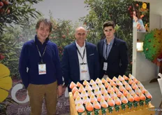Miguel Matamoros, gerente de Alcanar Verd Cítrics i Vivers, con su equipo, en promoción de su variedad protegida de clementina Sando.