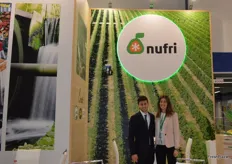 Yerai y Emma, en el stand de Nufri, en campaña “Somos de aquí” para sus manzanas Livinda, una marca que busca posicionarse en España.