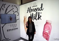 Joana Santos, de GL, en promoción de su nuevo producto de leche de almendra.