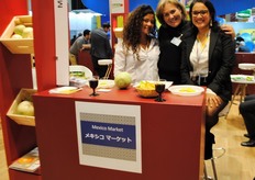 Paola Caballero (Capach), Loli Sánchez (CitruWorld de España) y Myra, que está ayudando en el stand de Mexico Market.