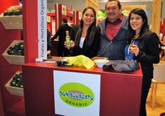 El equipo de Don Aguacato con su nuevo producto: aceite de aguacate. No tan conocido en Europa, pero muy bueno para su salud.