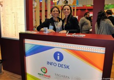 Había una gran presencia de empresas mexicanas este año. Estaban empresas con diferentes actividades comerciales. Estas mujeres estaban ayudando.